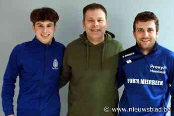 Meerbeek-trainer David Verbeek neemt het met oudste zoon Arne (21) op tegen benjamin Robbe (19): “We proberen het sportief te houden”