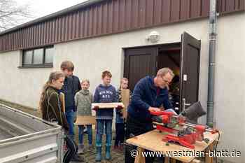 Kinder bauen Nistkästen für Vögel in Wehrden