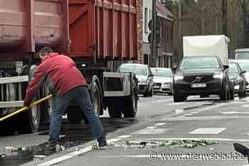 Oeps: man verliest lading bier- en colaflesjes op druk kruispunt
