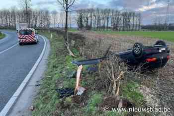 Auto belandt op zijn dak in veld in Bilzen: bestuurder lichtgewond