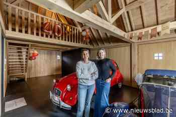 Sofie beleeft haar woondroom in eikenhouten huis met rieten dak dat één is met natuur