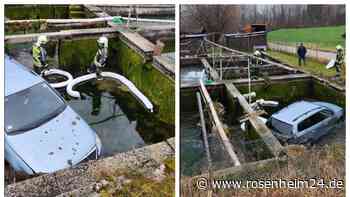 VW Passat geht in Bernauer Fischzuchtbecken baden