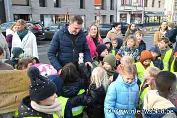 Kinderen van basisschool De Stap zwaaien meester Geert uit