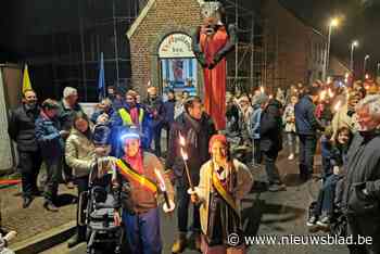 Met reus Sente Ploone op fakkeltocht