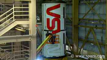 NASA 'worm' logo crawls onto Artemis 2 moon rockets (video)