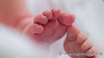 Feuerwehr befreit Baby in München aus Gitterbettchen