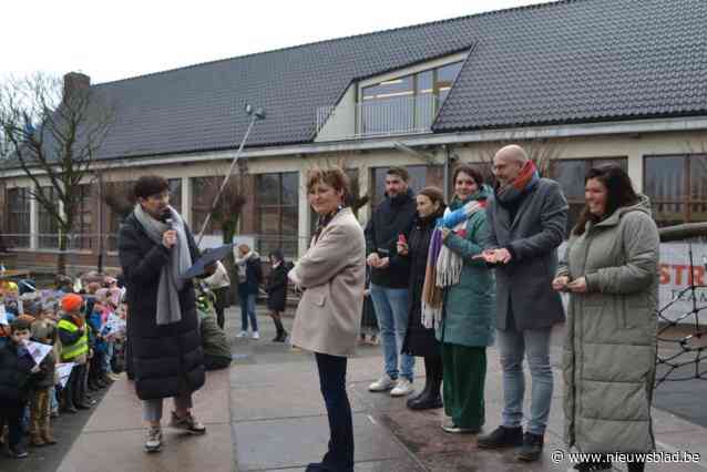 Juf Betty (62) uitgewuifd na 40 jaar lesgeven: “Ik zal zeker niet in een zwart gat vallen”