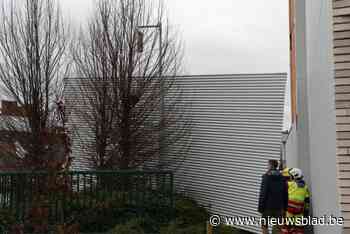 Immense gevelplaat grootwarenhuis valt naar beneden, gelukkig zonder gewonden