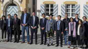 Geothermie: Besuch aus Fernost auf dem Bohrplatz und im Rathaus