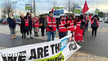Hospital trust contractors on strike over bonuses