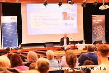 Ex-Bundestagspräsident Norbert Lammert spricht mit Schülern in Höxter