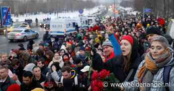Uitvaart van Navalny draait uit op protestmars tegen Poetin: ‘Laat politieke gevangenen vrij!’