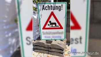 „Kriechen Jäger mit ner Mass Bier über die Straße“: Wilde Spekulationen um Verkehrsschild aus Bayern