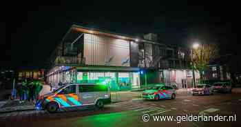 Politie met kogelwerende vesten bij Arnhemse Albert Heijn na overval, winkel gesloten