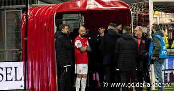 Dramatische wedstrijd in Maastricht: KKD-duel gestaakt nadat MVV-supporter van tribune is gevallen