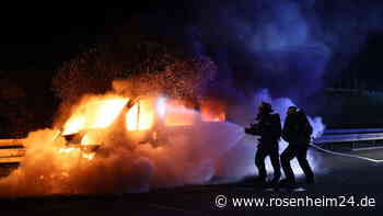 Transporter steht auf A94 lichterloh in Flammen – hoher Schaden auch an Autobahn