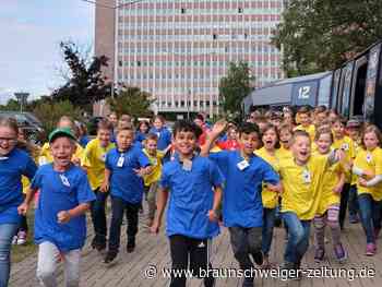 VW-Ferienprogramm: Spielen im Wald und Staunen im Werk