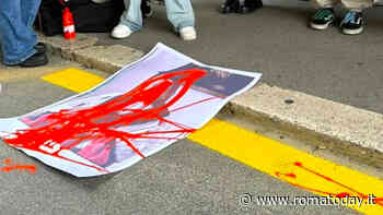 Sapienza, foto della rettrice Polimeni imbrattata con vernice rossa durante un sit-in