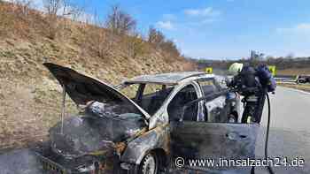 Ford brennt an der A94 bei Mühldorf West komplett aus - Fahrer verhindert Schlimmeres