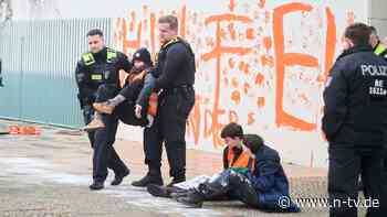 Jugendliche werden weggetragen: Letzte Generation beschmiert Kanzleramt