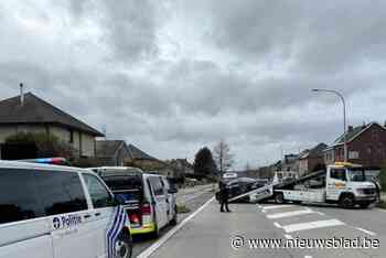 Bestuurder verliest controle over wagen en knalt tegen geparkeerd voertuig, geen gewonden, veel hinder