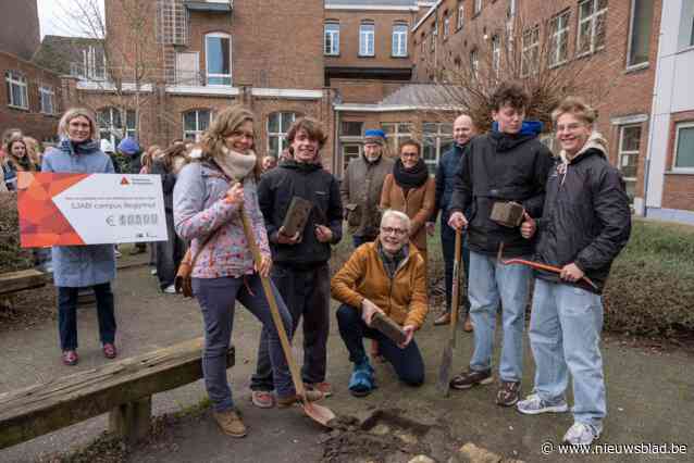 Leerlingen Sjabi Puurs wippen eerste tegels voor nieuwe groene speelplaats: “Foute beslissingen uit verleden recht trekken”