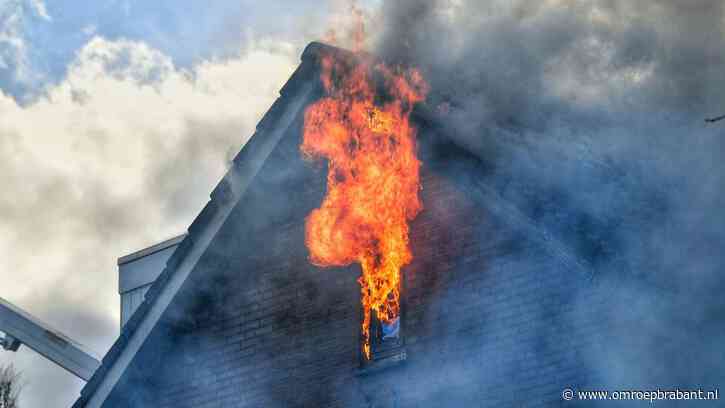 Brand onder daken van twee huizen, 1 gewonde en veel rook