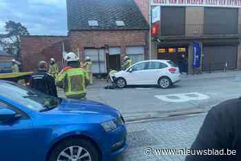 Wagen ramt gevel van huis in centrum van Pijpelheide: twee personen overgebracht naar ziekenhuis