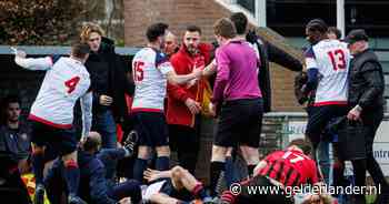Vijf (!) keer rood voor één ploeg bij Brabants duel: ‘Het past bij de Vlijmense mentaliteit om het randje op te zoeken’