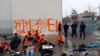 Klima-Kleber beschmieren Fassade von Kanzleramt – „Hilfe! Eure Kinder“