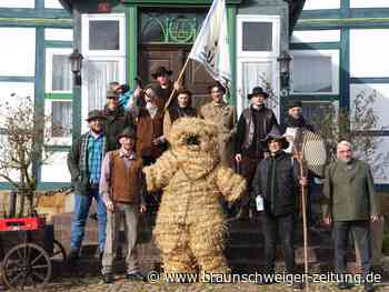 Wolfsburger Brauchtum: Sülfelder lassen den Bären tanzen