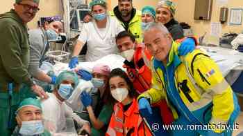 Si sente male nella sala d’attesa di un ospedale: cesareo d’urgenza senza sala parto