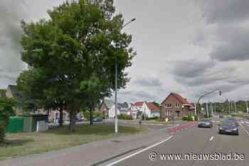 Vrouw en twee kinderen naar ziekenhuis na botsing met taxi