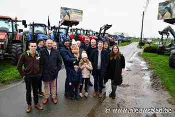 Boeren houden stille protestactie langs traject wielerwedstrijd: “Het is vijf na twaalf”