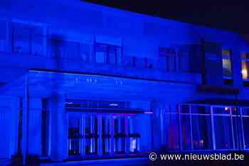 Gemeentehuis weer in blauwe gloed gehuld