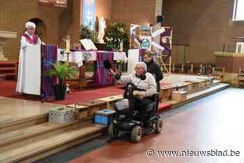 Pastoor Willems zegent duiven vanuit scootmobiel