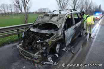 Auto volledig uitgebrand op E17 na technisch defect