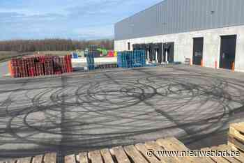 2.500 voertuigen verzamelen in Lommel voor illegale tuningmeeting: “Terrein lijkt op een racecircuit”