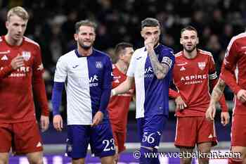 Ploegmaats zien kans schoon en lachen Thorgan Hazard uit