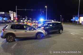 Twee auto’s botsen frontaal op kruispunt