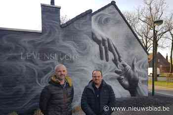 Street art kleurt nu ook gevel in Voorstraat