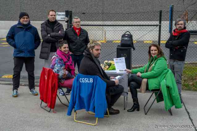 Een tafel met bloemen en een uitnodigende stoel: vakbonden Decathlon Willebroek verwelkomen nieuwe directie op eerste werkdag