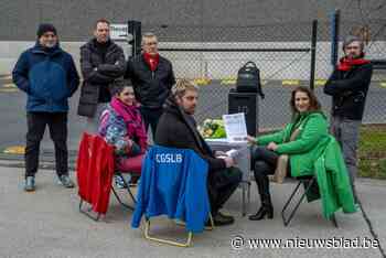 Decathlon Willebroek verwelkomt nieuwe directie met vakbondsactie: een tafel met bloemen en een uitnodigende stoel