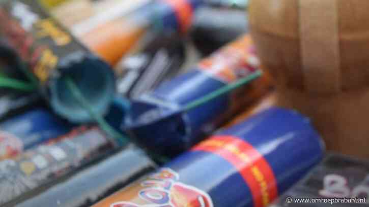 Voordeur en raam vernield na explosie, bewoners schrikken wakker