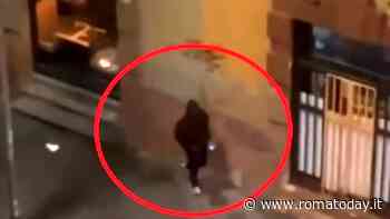 Sfondano vetrina e saccheggiano ristorante. I residenti riprendono il ladro