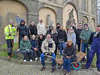 Azubis bringen Johannisfriedhof in Jena auf Vordermann