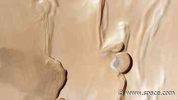 Rippling sand dunes, icy cliffs spied near Mars' north pole (photos)