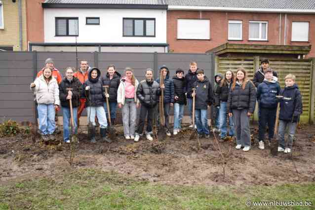 Eerstejaars De Bron planten bomen in Europawijk