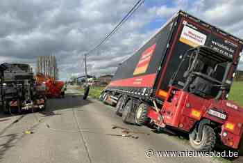 Vrachtwagen vol isolatiemateriaal kantelt in zachte berm: weg uren versperd
