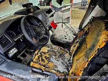 Mannschaftstransportwagen geht in Flammen auf